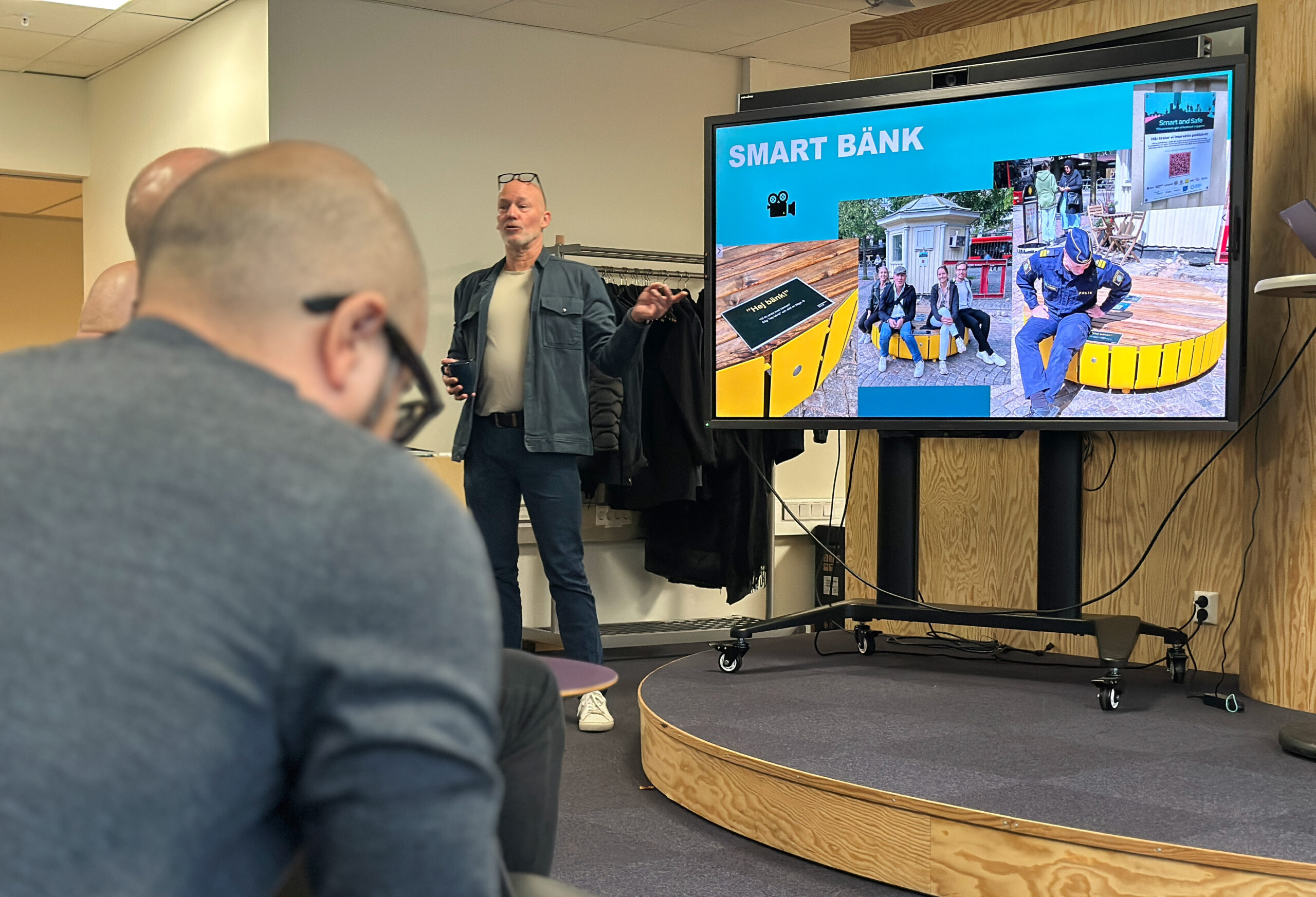 Man presenterar "smart bänk"