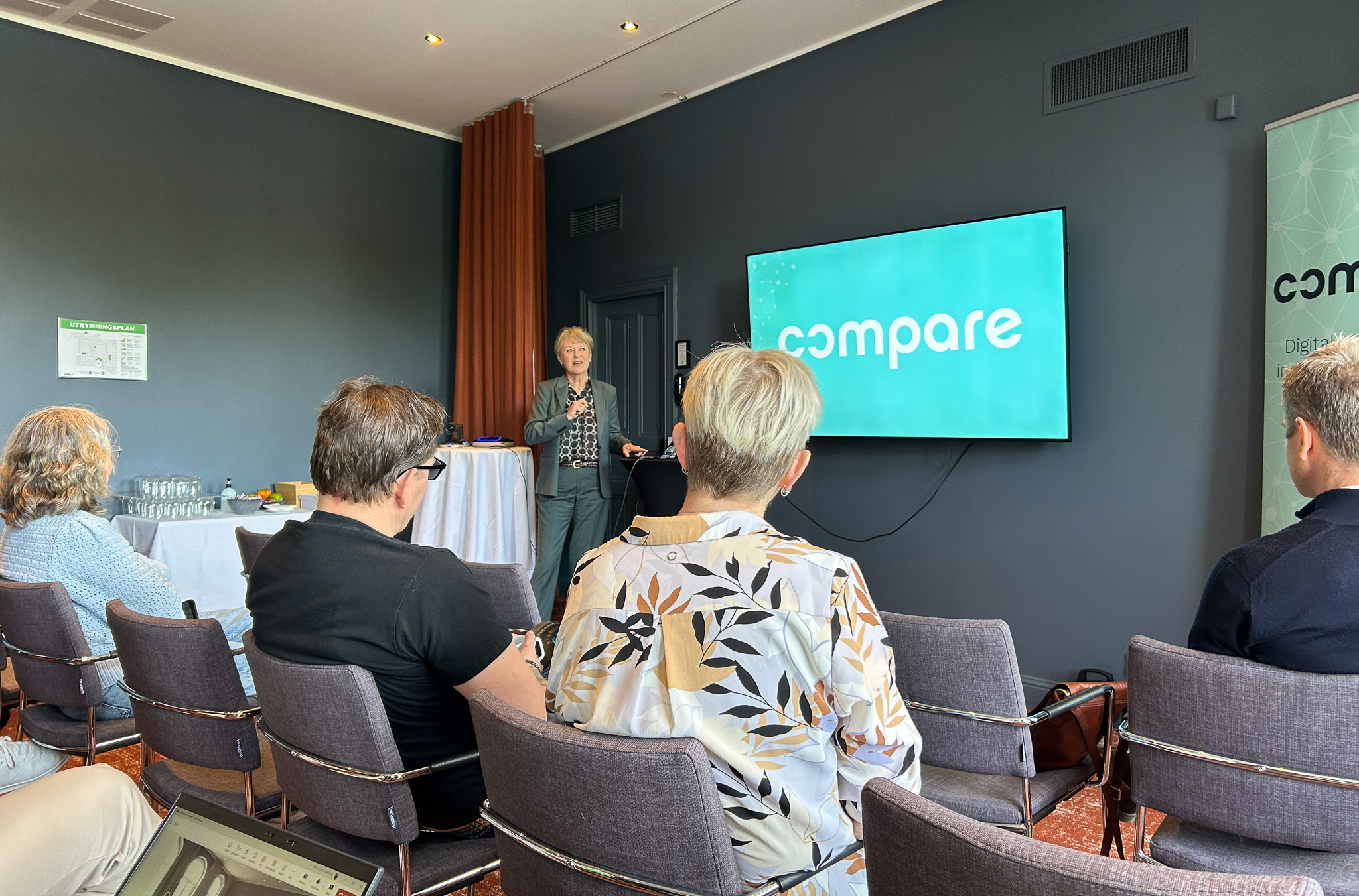 Fotografi på deltagare vid Compares årsstämma 2025.