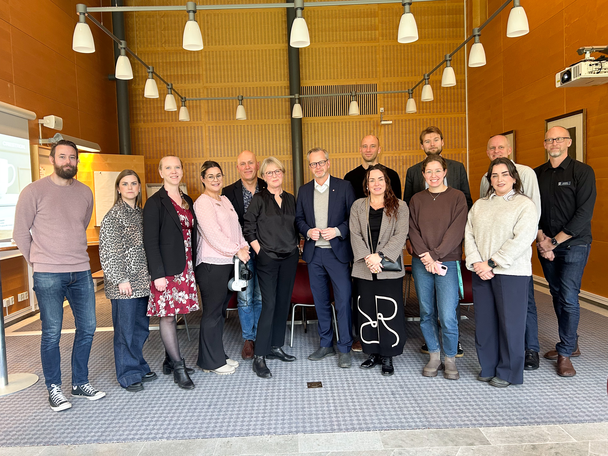 En grupp med människor i ett konferensrum.